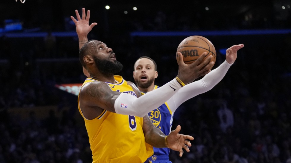 Stjärnornas kamp – Los Angeles Lakers LeBron James (längst fram i bild) mot Golden State Warriors Stephen Curry – slutade med att Lakers gick vidare till semifinal i NBA-slutspelet.