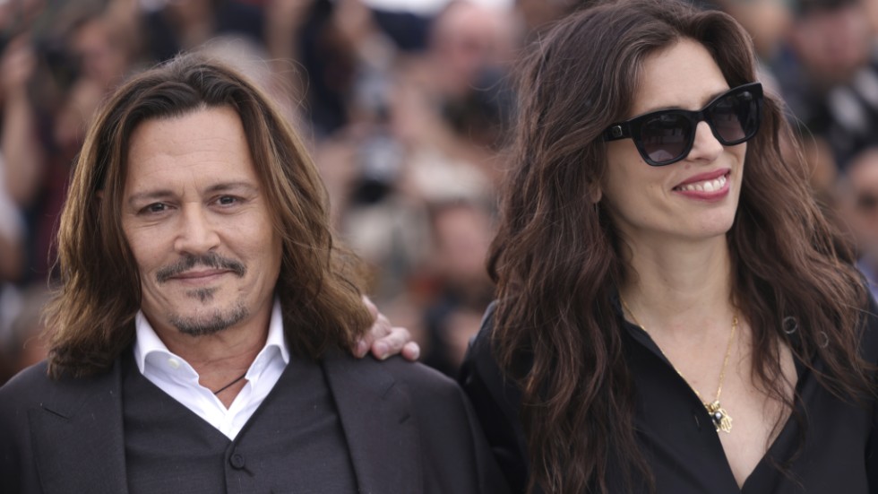 Johnny Depp tillsammans med regissören Maiwenn i Cannes.