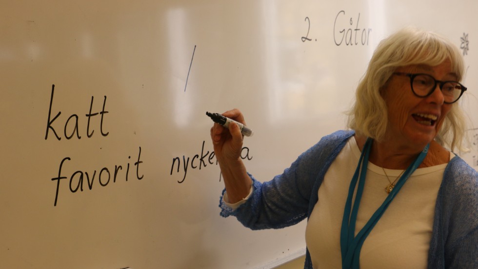 "Jag har världens bästa jobb" Ingrid Bågvik, 75, jobbar som vikarie på gymnasiesär och trivs ypperligt. Mötet med eleverna är det roligaste med jobbet tycker hon.