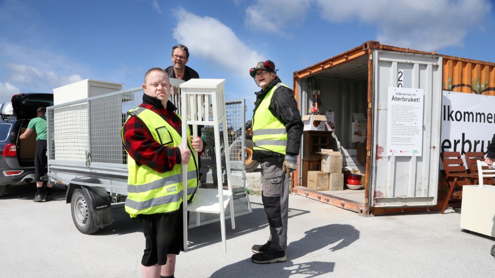 Framför Återbrukarnas container stannar många för att lasta av sina grejer för vidareförsäljning, istället för att bara slänga dem. Tomas Olausson och Jörgen Pettersson från daglig verksamhet Verkstan i Klintehamn hjälper gärna till.