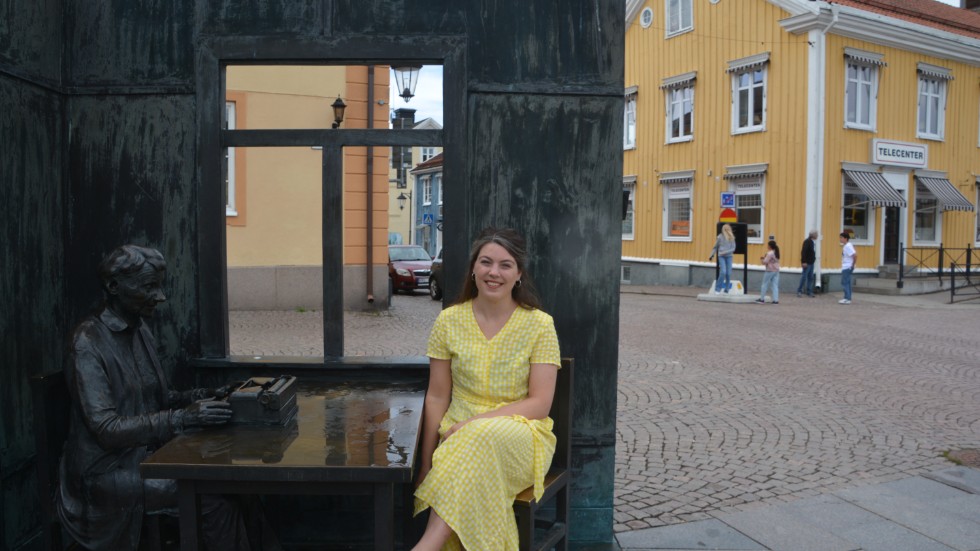 Caroline Cabot vid Astrid Lindgren-statyn. De senaste veckorna har hon samlat in material till sin kommande bok.