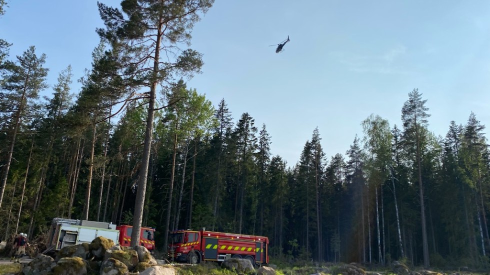 En helikopter från MSB har anlänt till skogsområdet utanför Rumskulla där det pågår en skogsbrand.