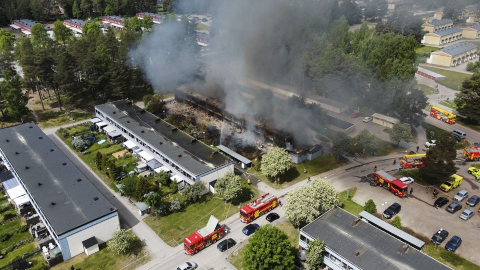 Räddningstjänsten larmades på måndagsförmiddagen om att en radhuslänga brinner i Sätra i Gävle. Arkivbild.