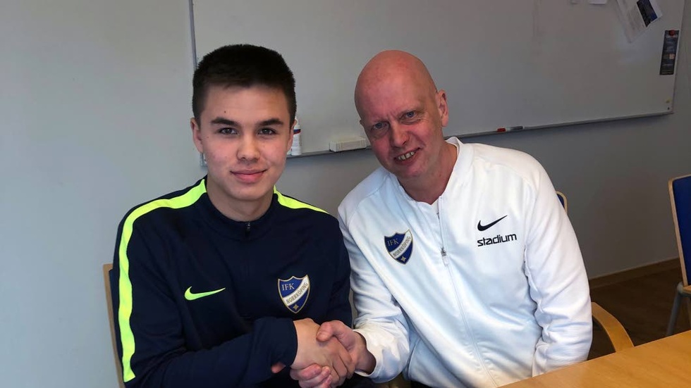 Motala AIF:s Sam Meripaasi tar akademichefen Tony Martinsson i hand sedan han skrivit på för IFK Norrköping i 3,5 år.