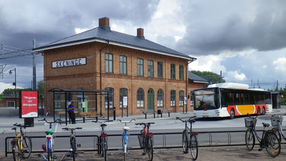 Det är mycket smidigt att byta mellan buss och tåg i Skänninge, menar insändarskribenten.