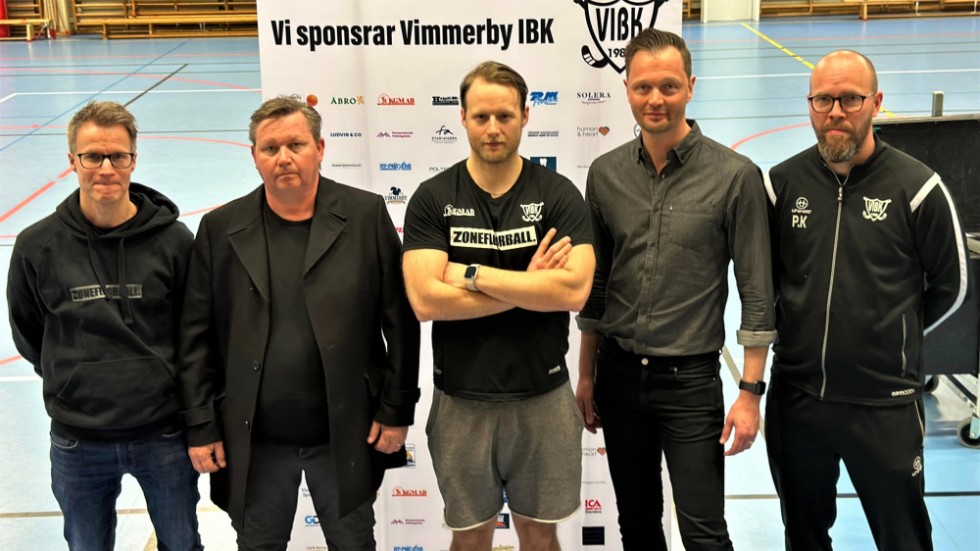 Vimmerby IBK:s nya sportorganisation, tillsammans med huvudtränaren Alexander Pettersson. Från vänster: Jonas Friberg, Jari Levin, Alexander Pettersson, Ola Passmark och Patrik Karlsson.