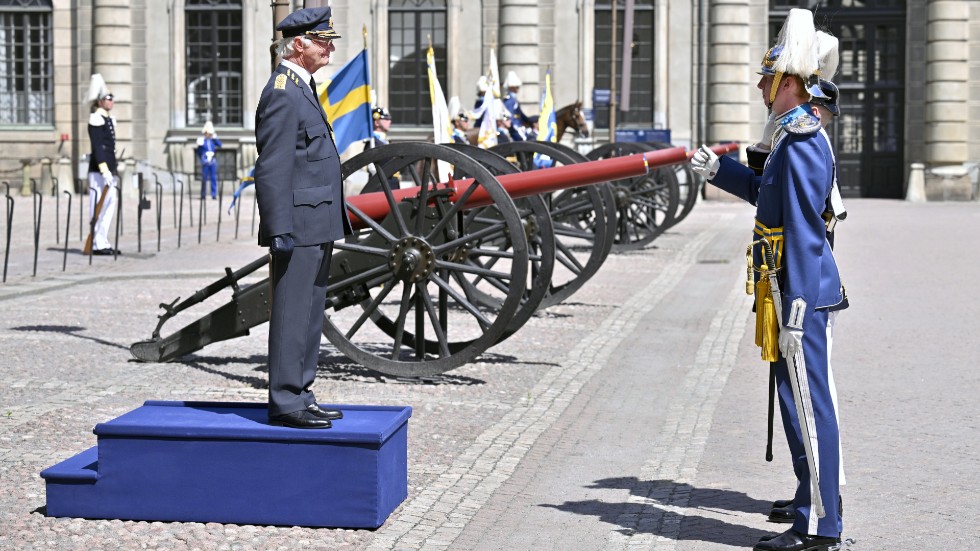 Paraden tågade mot Stockholms slott och yttre borggården.