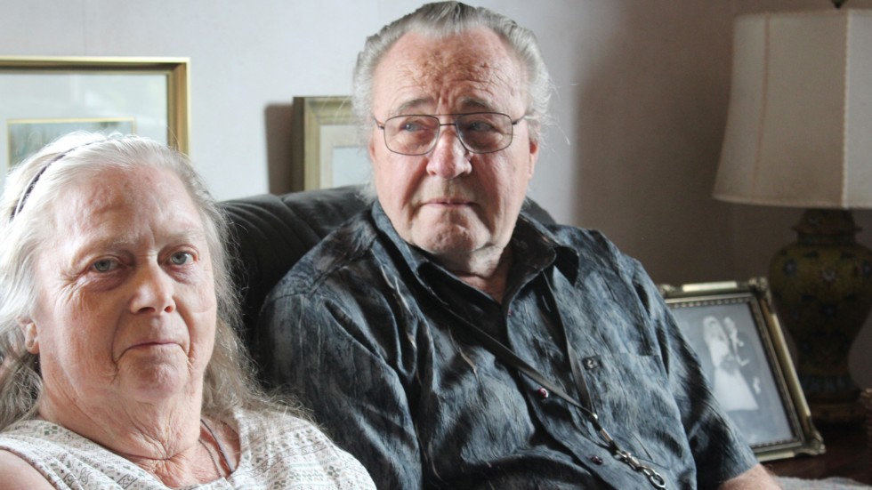 Jan och Britt-Marie Wallin har varit äkta makar i över 60 år. Han är förtvivlad över händelsen med sjukresan. Bilden är tagen förra sommaren.
