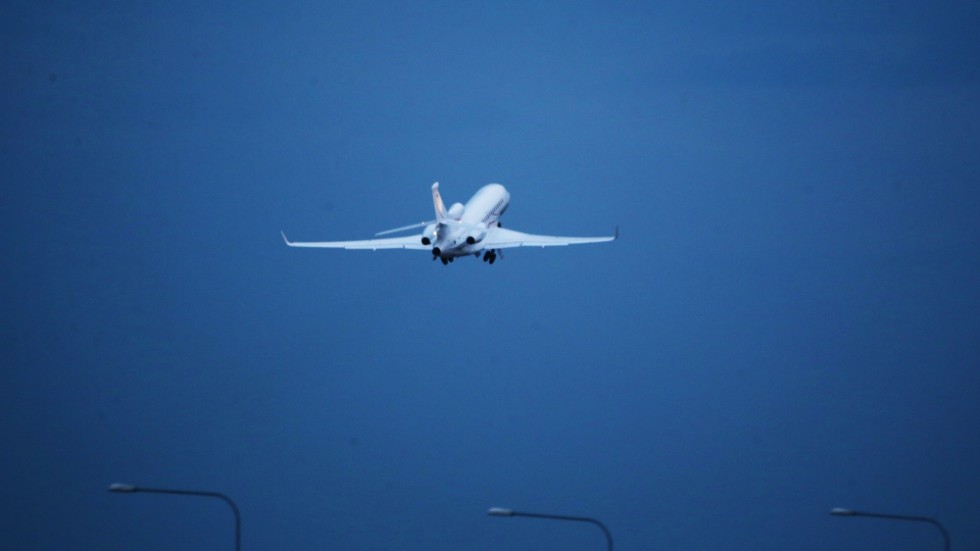 En privatjet lämnar Arlanda. En lyx som borde beskattas, tycker skribenten.