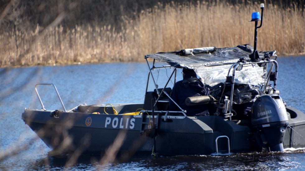 Bild från en tidigare sökinsats, när sjöpolisen från Stockholm var på plats för att söka i både Hemsjön och Möckeln.