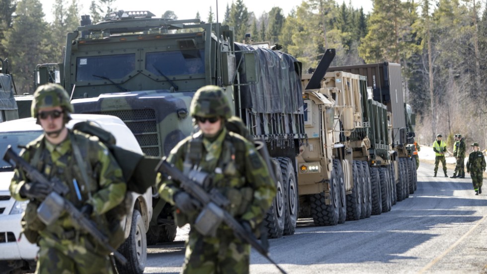 Femton länder deltar i en militärövning i Sverige just nu. På bilder ser vi amerikanska soldater komma in i Sverige från Natolandet Norge.