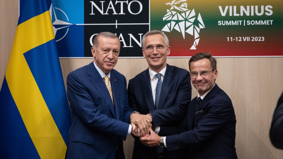 Turkiets president Recep Tayyip Erdogan, Natochefen Jens Stoltenberg och statsminister Ulf Kristersson skakar hand efter överenskommelsen i Vilnius på måndagen.