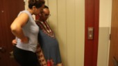 Hissen trasig – höggravida Sara kan inte ta sig ut ur lägenheten