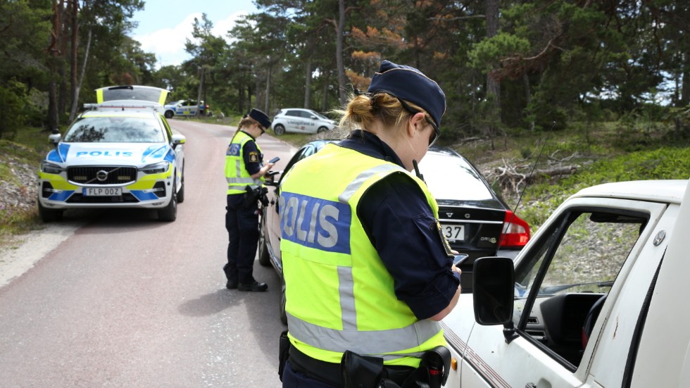 Poliser genomför en hastighetskontroll. Skribenten undrar om samma regler verkligen gäller för alla.