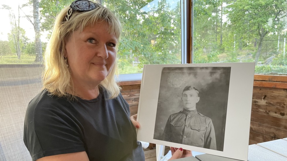 Birgitta Karlsson har samlat minnena efter farfar Ernst Aldor Johansson i en fotobok som hon gärna bläddrar i och hon planerar att resa tillbaka.