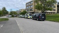 Flera polisbilar befinner sig i bostadsområde i Linköping 