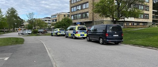 Flera polisbilar på plats i bostadsområde i Linköping 