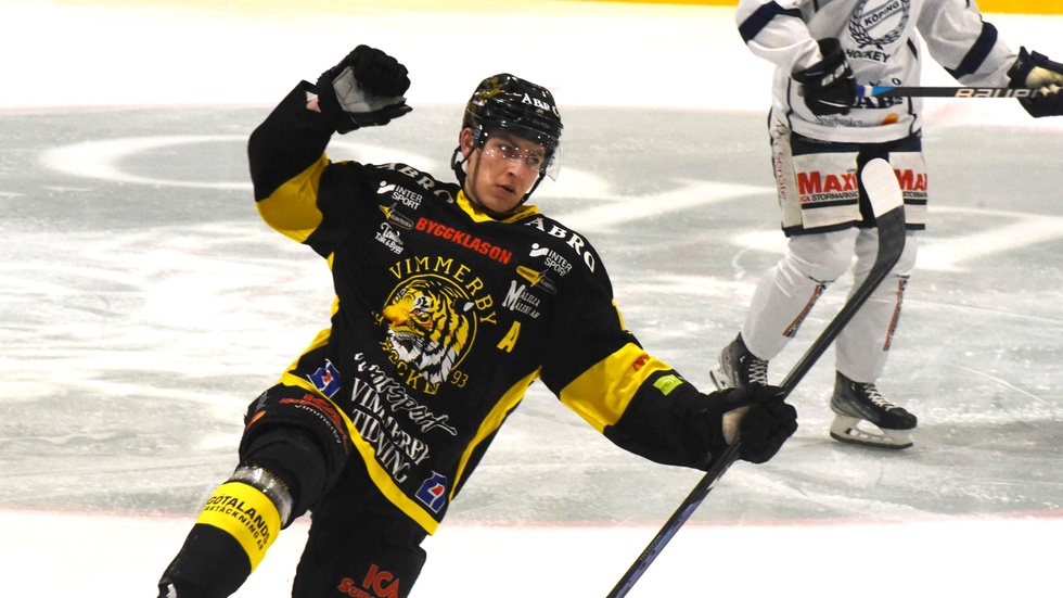 Oskar Lindgren såldes under uppmärksammade former till Tingsryd i början av februari. Några månader senare är Vimmerby Hockey ett allsvenskt lag, och Oskar Lindgren är tillbaka i klubben.