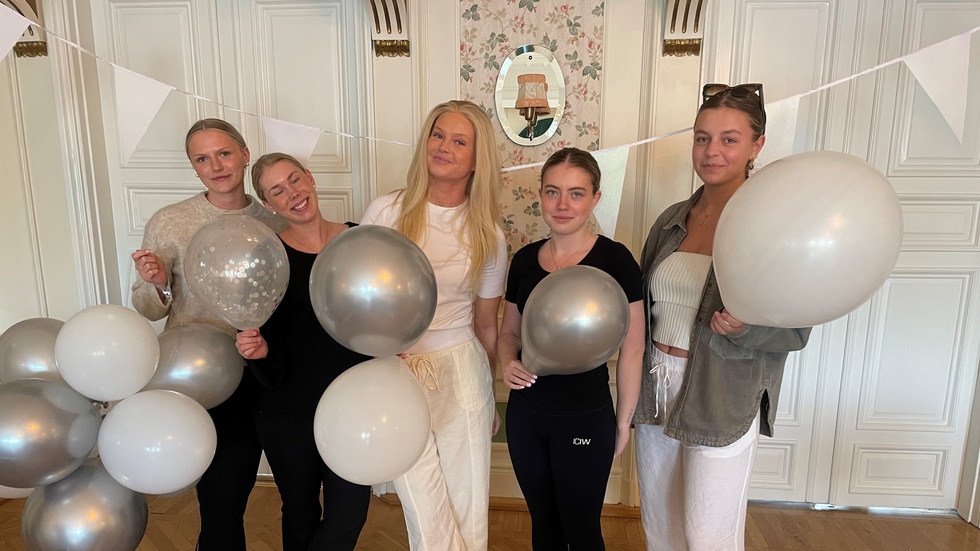 På torsdagen pågick förberedelser inför helgens bal. På bilden: Saga Niklasson, Amanda Carlsson, Filippa Stejdahl, Klara Stridh och Hilda Svensson.