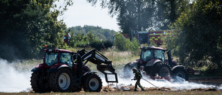 Brand i balpress spred sig till åker – fyra enheter var på plats