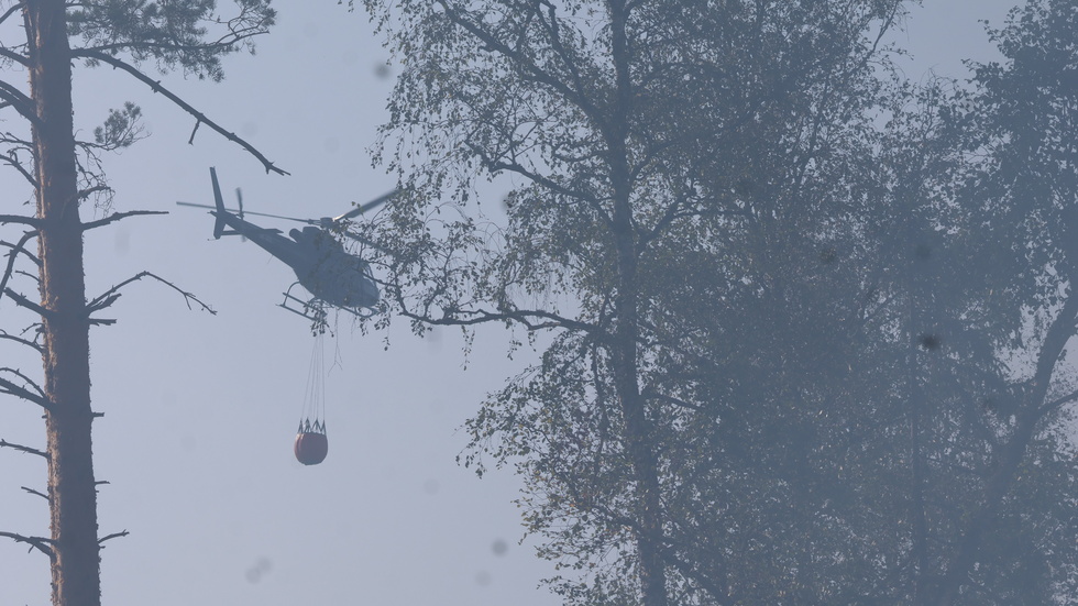 Helikopter vattenbombar en skogsbrand i Gullringen i början av augusti. Under söndagen har SMHI gått ut med en vädervarning gällande skogsbrand för bland annat Vimmerby, Hultsfreds och Västerviks kommun. 