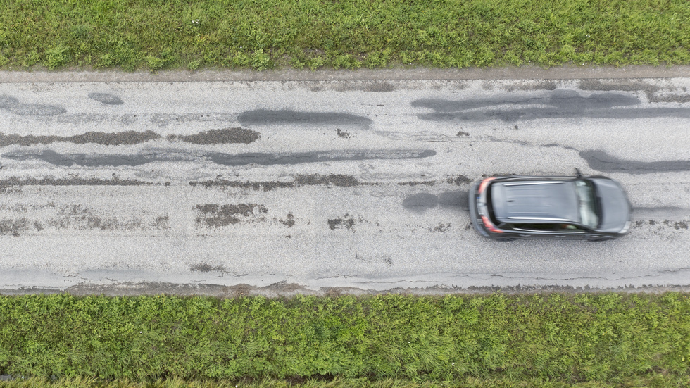 "Drygt 50 procent av invånarna i Kalmar län svarar att de upplever att skicket på vägar i länet har försämrats de senaste tio åren", skriver Tina Thorsell, samhällspolitisk chef Transportföretagen och Anders Josephsson, näringspolitisk expert Transportföretagen. 
