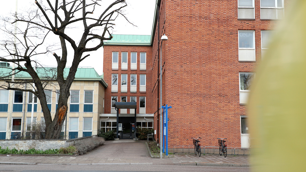 Kvinnohälsan i centrala Linköping är en del av kvinnokliniken. Nu protesterar 103 medarbetare, från länets samtliga kvinnokliniker, mot en ökad administration.