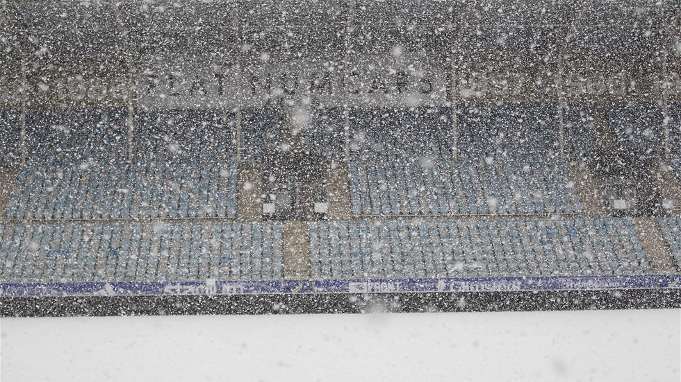 Snön vräker ner över arenan. IFK-herrarnas träning på torsdagsförmiddagen är inställd.