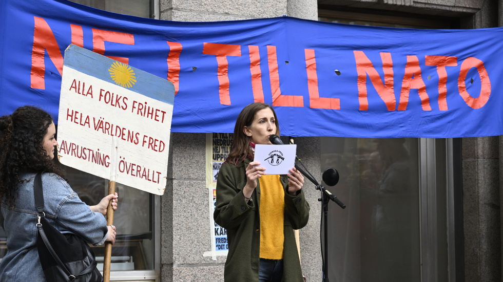 Agnes Hellström, ordförande i Svenska Freds, talar under en demonstration mot ett svenskt Natomedlemskap.

