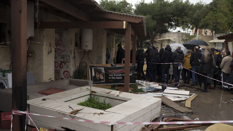 En bild från kibbutzen Kfar Azza som angreps av Hamas den 7 oktober. Bilden är från 29 januari i år och visar besökare som köar för att med egna ögon se ett av husen där människor mördades och togs som gisslan. 