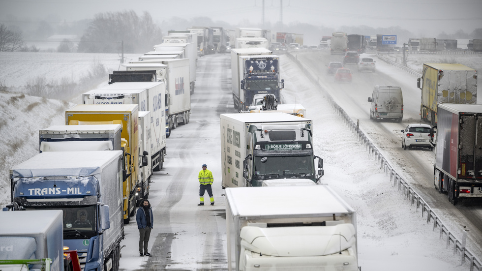 Den senaste vinterns oväder med vägkaos, stillastående lastbilar och olyckor talar för en minskning av långväga godstransporter på väg, skriver Krister Hagsten, Åby.