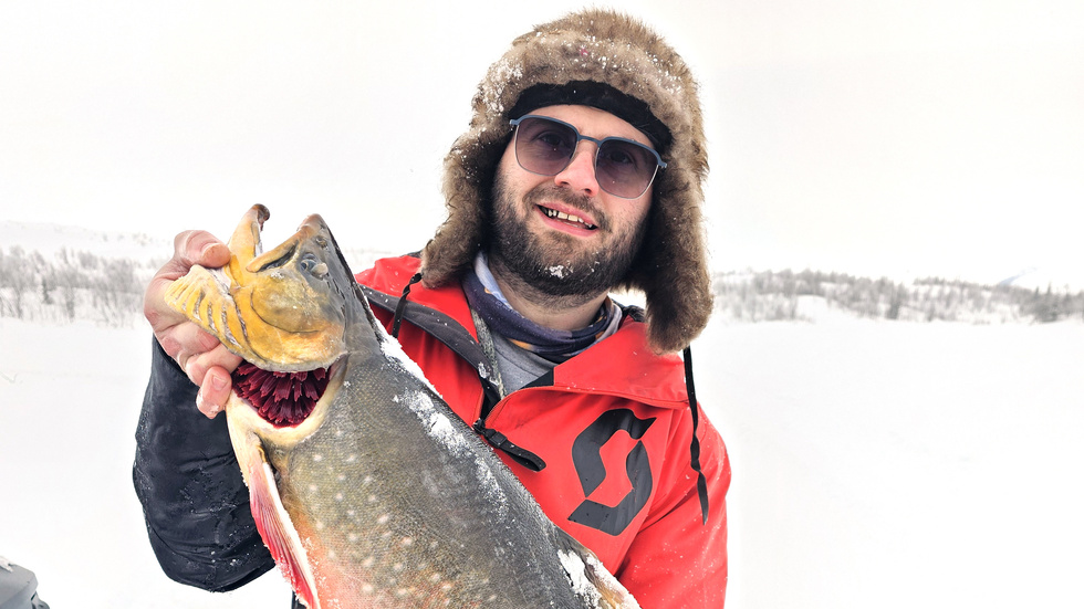 34-årige Simon Wallinder från Piteå har fått uppleva sitt livs pimpelfiske när han drog upp en 6,2 kilos fjällröding på en fiskeresa i Norrbottens fjällvärld. Lyckan var total och när han väl hade drömfisken på isen kom också glädjetårarna. 
