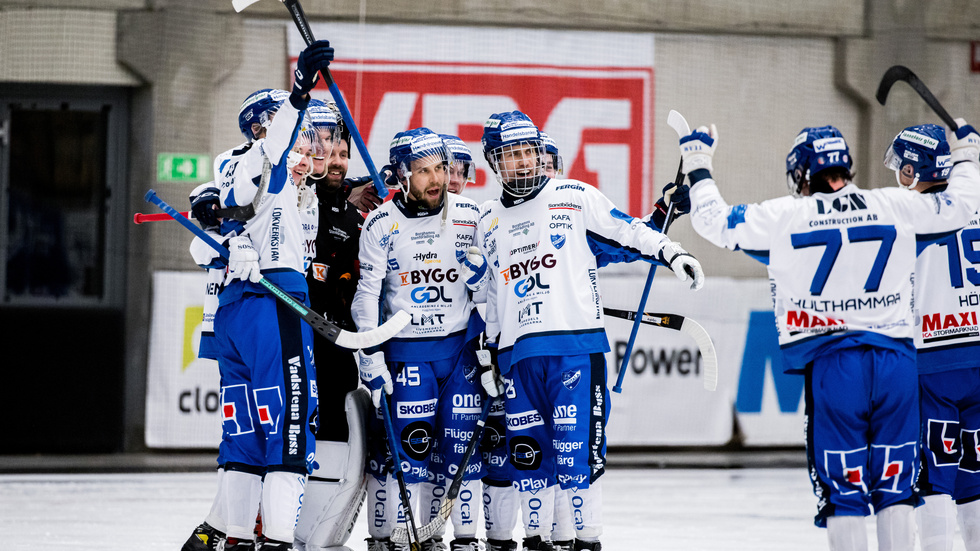 IFK Motalas spelare jublar när 1-0-segern mot Vänersborg står klar. Ordföranden Patrik Carlsson imponeras av laget, men säger att jobbet inför nästa säsong är kvar att göra.