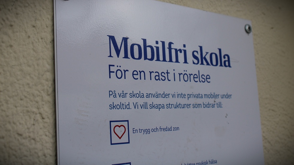 På Astrid Lindgrens skolas högstadium finns en policy om mobilfri skoldag. Så har det varit i ungefär fem års tid och regeln finns till för att öka studieron och tryggheten i skolan.