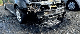 Personbil totalskadad efter brand på parkering 