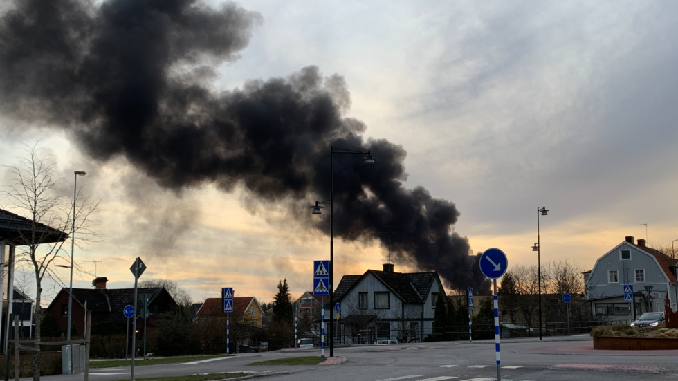 På måndagskvällen reste sig en rökpelare som syntes lång väg. Den stora plåthallen på Värmbols industriområde hade börjat brinna – rejält.