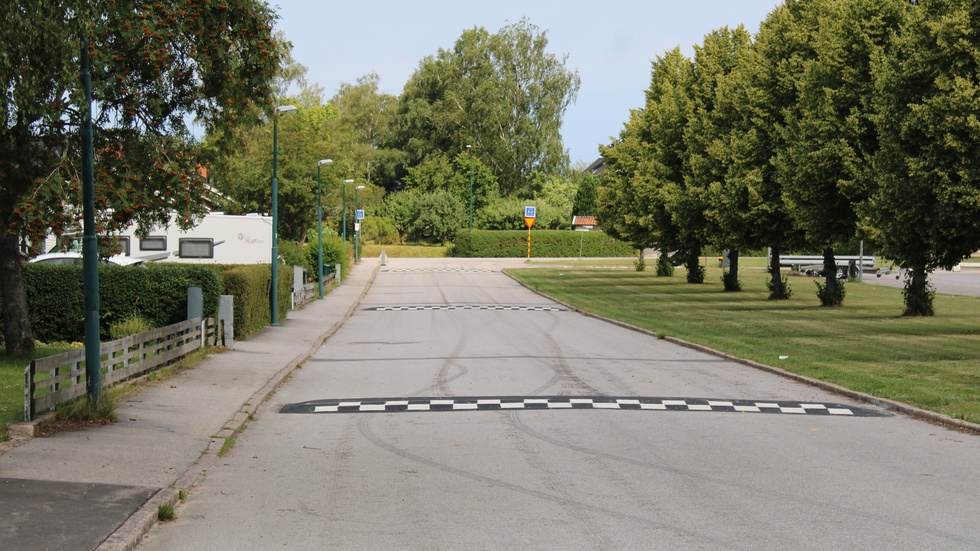 Farthindrena har nu blivit målade på Jägaregatan i Vimmerby.  "En lugnare och säkrare trafiksituation vid skolan är det vi hoppas på", skriver Roger Lindell, gatuchef på Vimmerby kommun i mejl. 