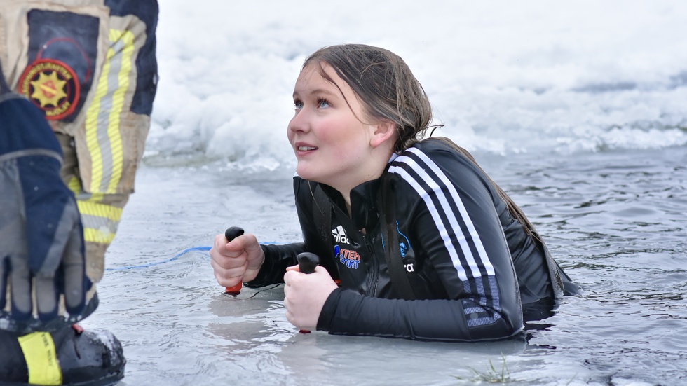 När Clara Karlborg hoppade i vattnet tappade hon isdubbarna. Men hon simmade lugnt och hämtade dem innan hon tog sig upp ur vattnet.