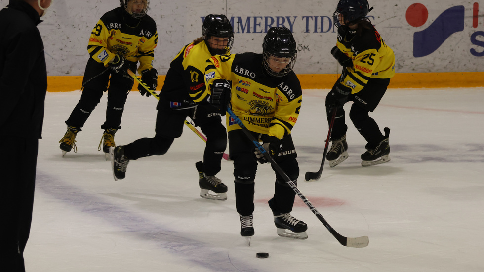 Vimmerby Hockeys yngre flicklag tog chansen att spela en match i samband med Vimmerby Hockeys möte med Halmstad i onsdags.