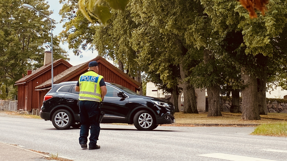 En bild från tidningens reportage nyligen. På bilden ska polisen Tobias Jöhnemark precis kolla en bilist i Tumbo.