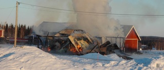 Våldsam brand nära bostadshus