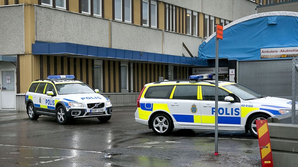 Polisbevakning vid Universitetssjukhuset i Linköping där 19-åringen opererades akut på morgonen.