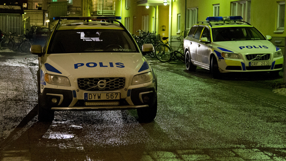 Polispatruller utanför stadsmissionen i Linköping