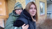 I väntan på bostadsbytet – Sabina bär handikappad son på ryggen