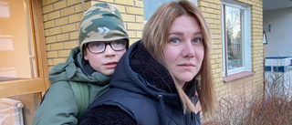 I väntan på bostadsbytet – Sabina bär handikappad son på ryggen