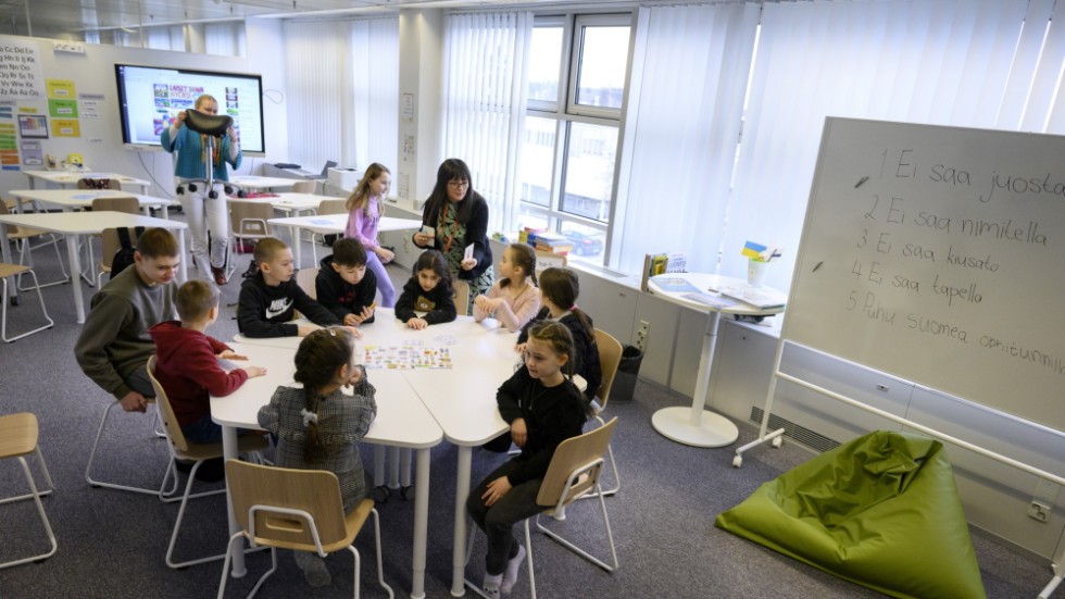 Irina Tyyskä uppmuntrar barnen att prata finska genom att låta dem spela ett spel. "För mig är det väldigt viktigt att se varje barn som en enskild individ", säger hon.