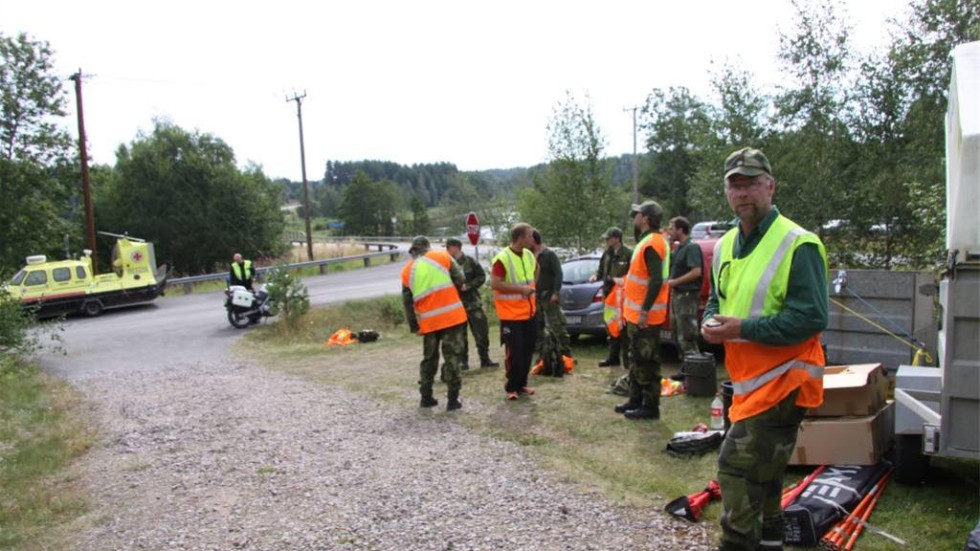 Hemvärnet 303:e insatskompaniet, väntar på nya uppgifter, i sökandet efter den försvunne mannen i Äpplerum, Horn. Jan Fredriksson, Boxholm, längst fram.