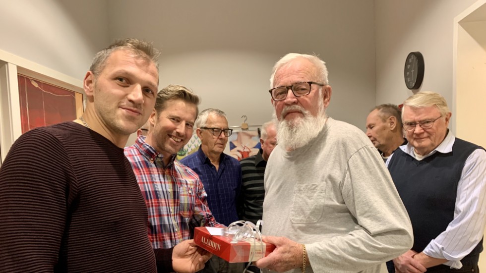 Ferid Letiz och Mikael Dahlberg från Piteå Mo Bros överräckte 4000 kronor som de samlat in under november till Lennart Roslin, den lokala Prostatacancerföreningen.