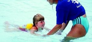 Skolor tvingas välja bort simning
