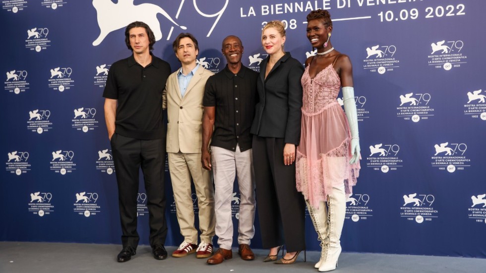 Adam Driver, regissören Noah Baumbach, Don Cheadle, Greta Gerwig och Jodie Turner-Smith poserar för fotograferna i Venedig.